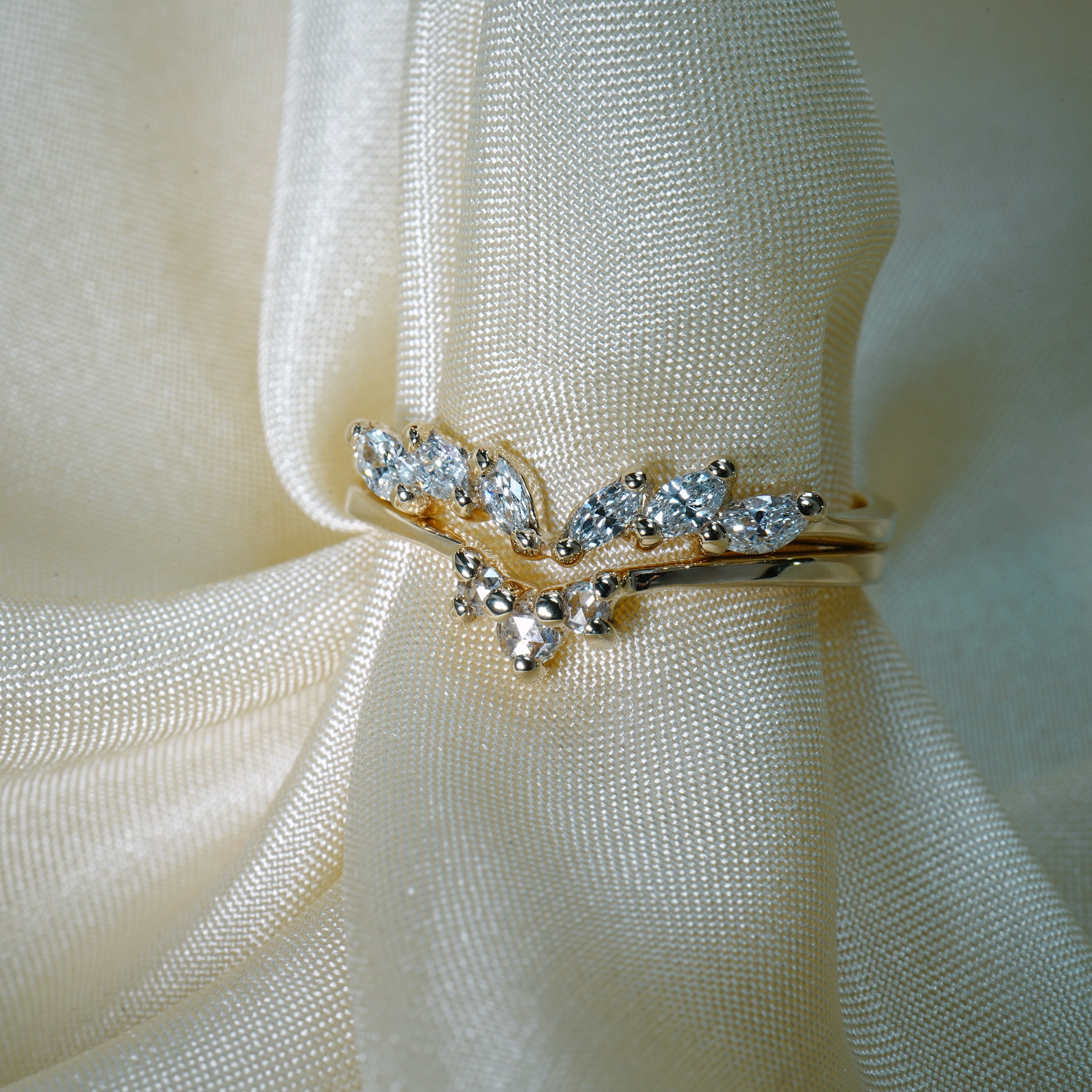 Gouden Aika ring met diamanten van Laurie Fleming
