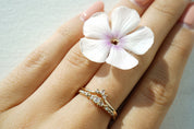 Gouden Aika ring met diamanten van Laurie Fleming