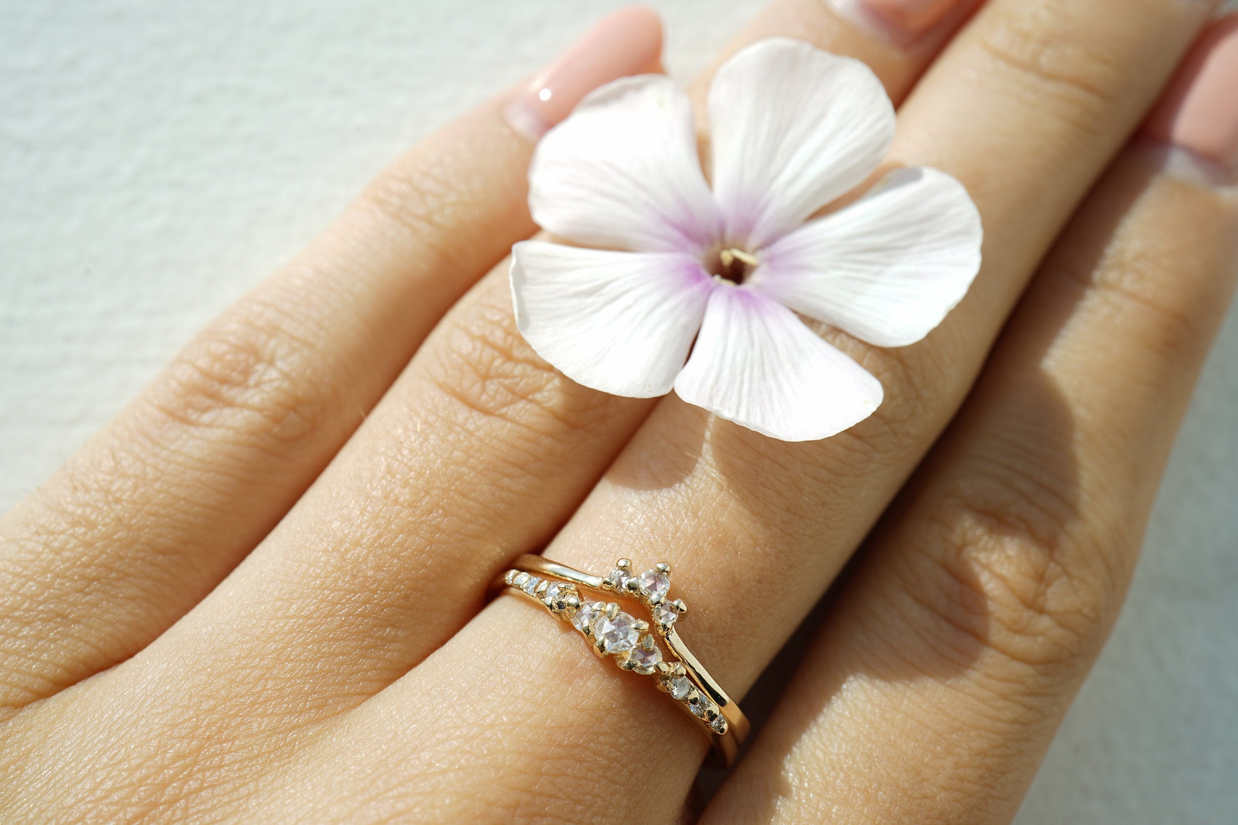 Gouden Aika ring met diamanten van Laurie Fleming