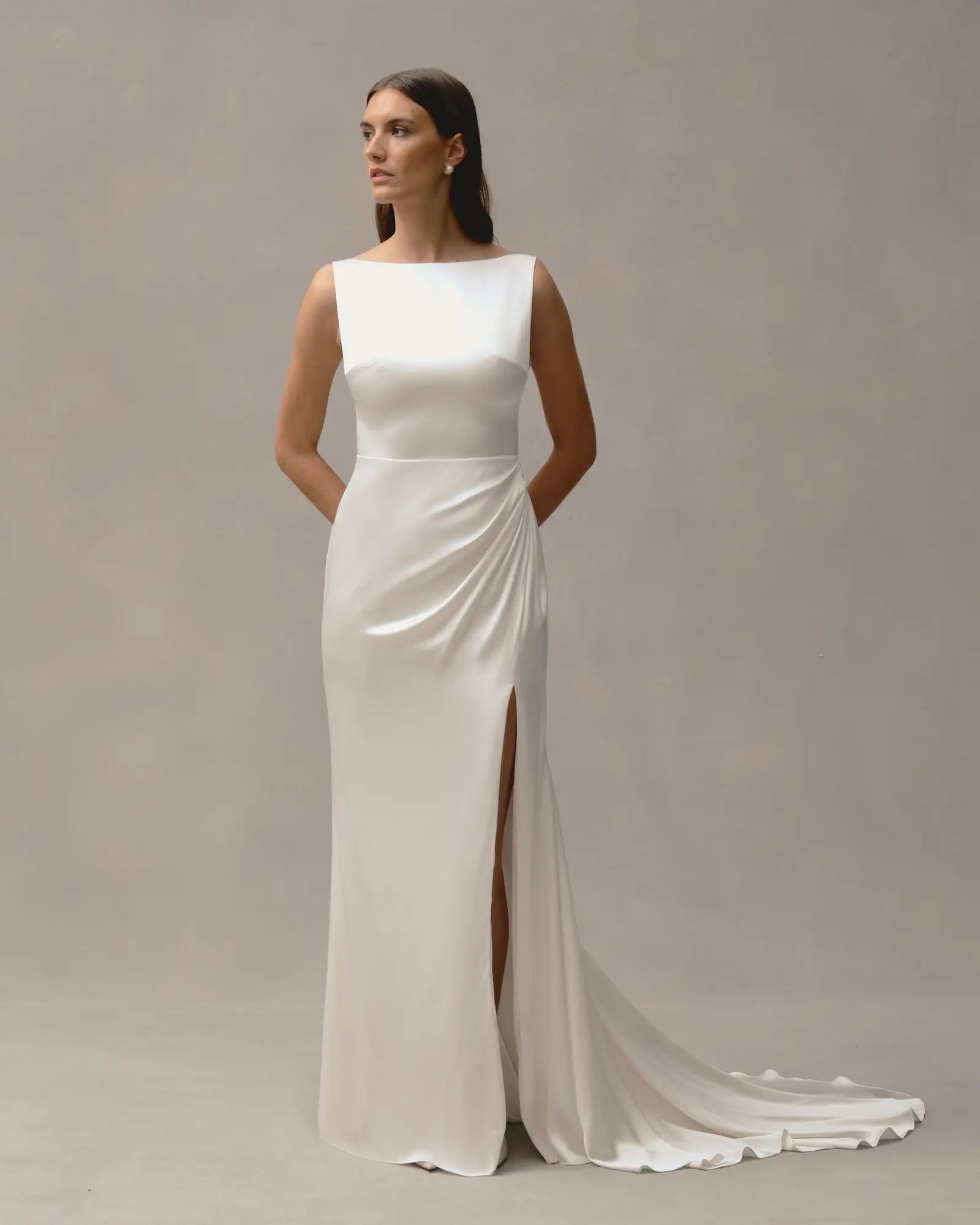 Viola-Margaux van Alexandra Grecco, minimalistische trouwjurk, klassiek