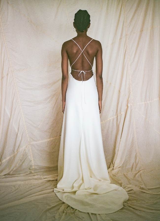 BB28 van Bon Bridé. Slipdress, minimalistische trouwjurk met open rug.