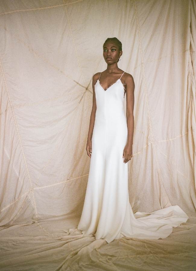 BB28 van Bon Bridé. Slipdress, minimalistische trouwjurk met open rug.