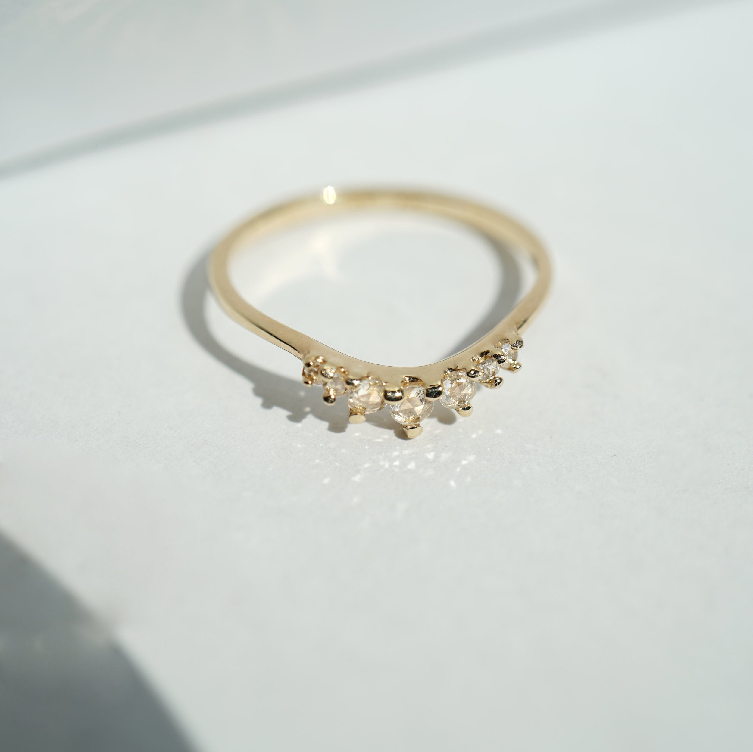 Gouden Beacen ring met diamanten van Laurie Fleming