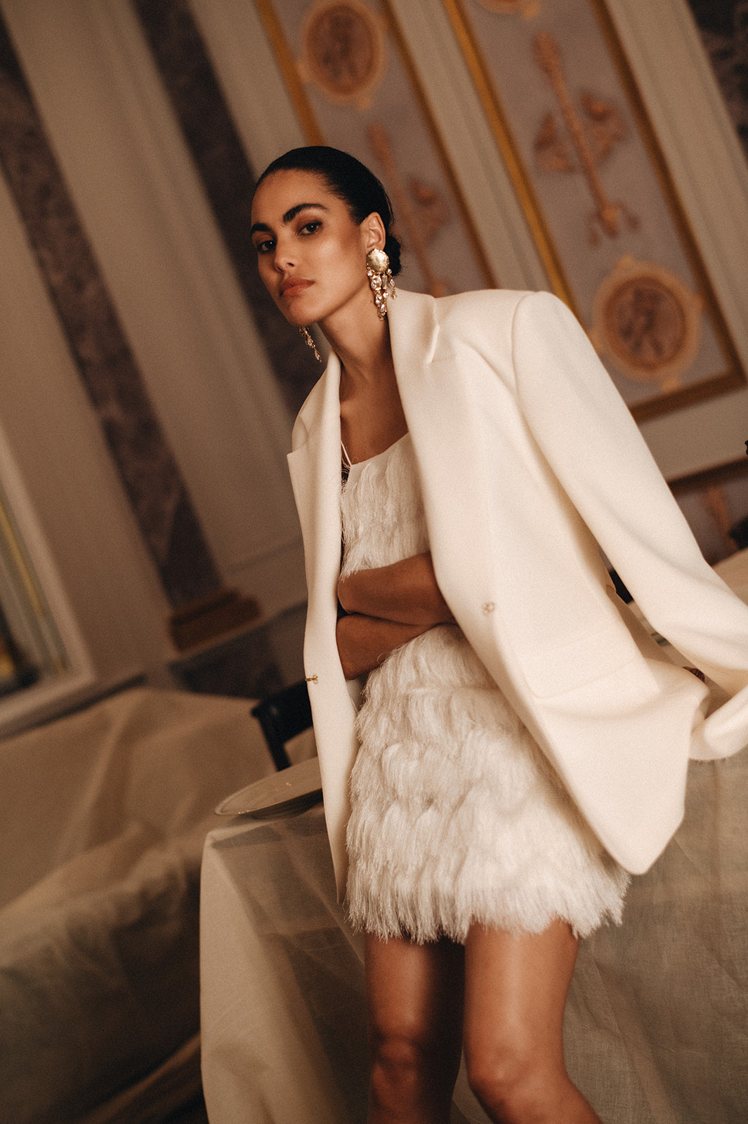 Fringe mini met oversized blazer van Bon Bridé. Exclusief verkrijgbaar bij Wild At Heart Bridal in Nederland.