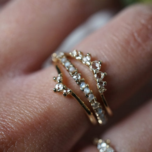 Gouden Circlet ring met parels van Laurie Fleming