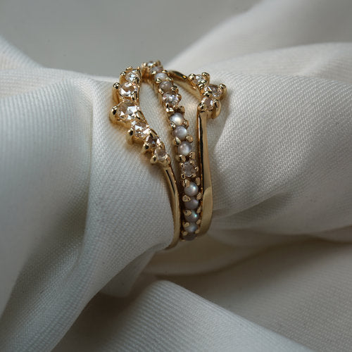 Gouden Circlet ring met parels van Laurie Fleming