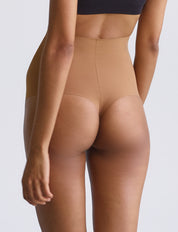 Huidskleurig shapewear string broekje van Commando
