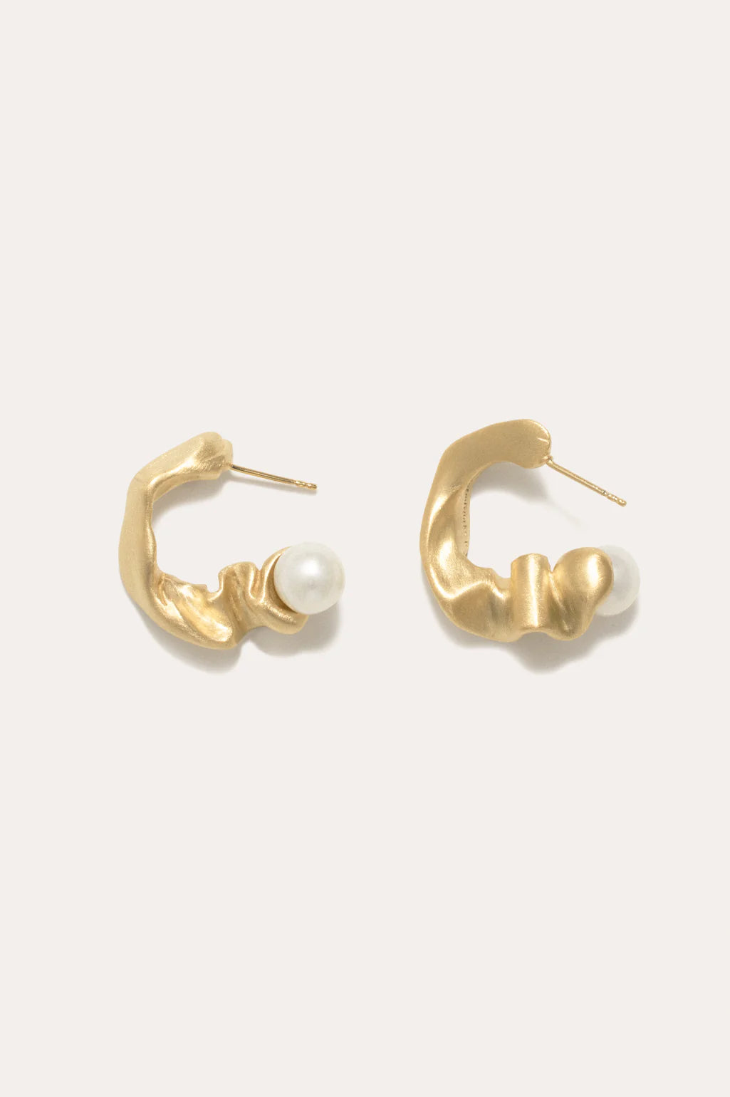 Gouden hoop oorbellen met parel, Crumple II, van Completedworks
