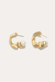 Gouden hoop oorbellen met parel, Crumple II, van Completedworks