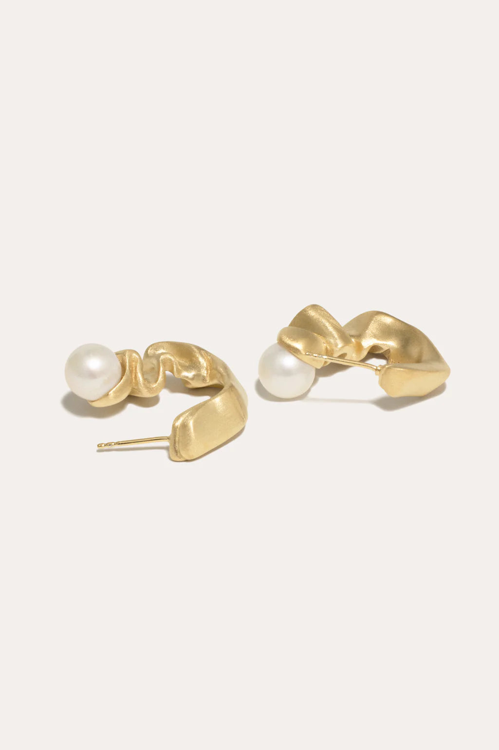 Gouden hoop oorbellen met parel, Crumple II, van Completedworks