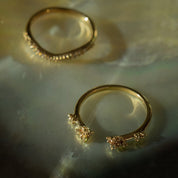 Gouden Daphne ring met diamanten van Laurie Fleming
