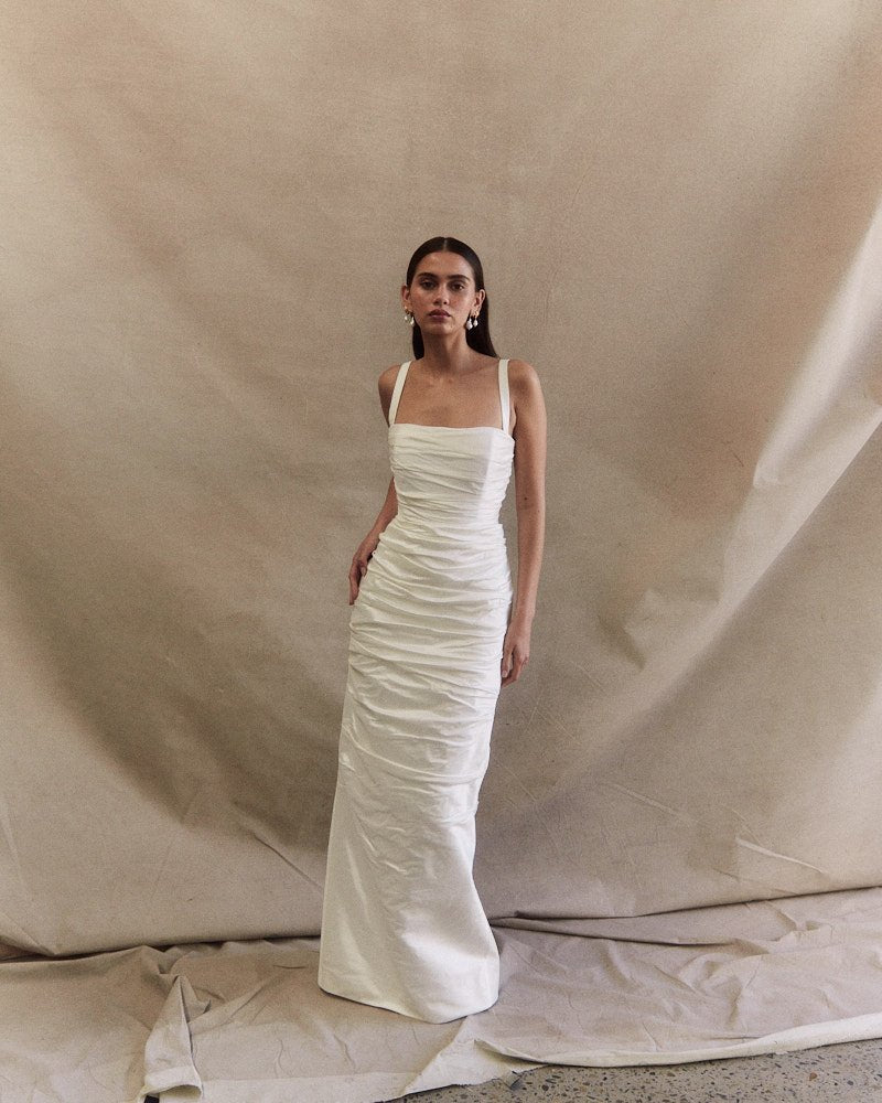 Trouwjurk Gianna van Prea James Bridal. Een minimalistische trouwjurk met pleats.