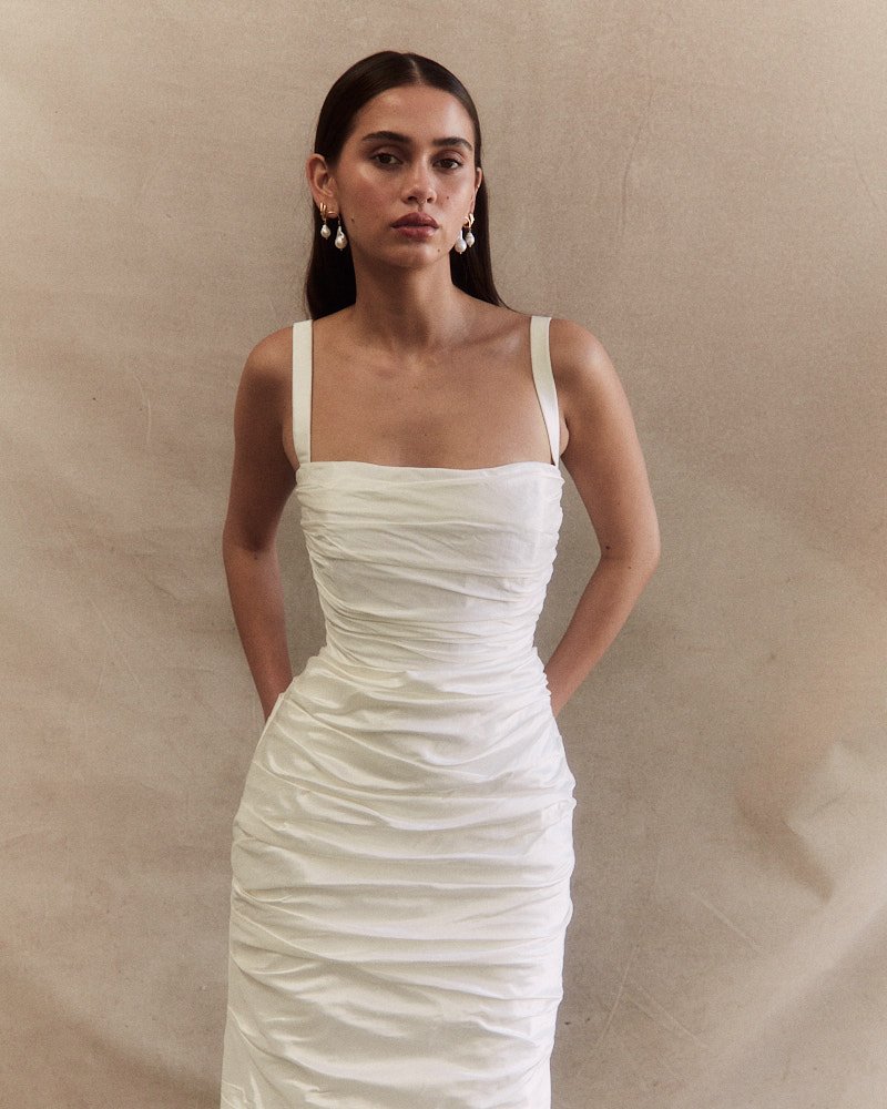 Trouwjurk Gianna van Prea James Bridal. Een minimalistische trouwjurk met pleats.