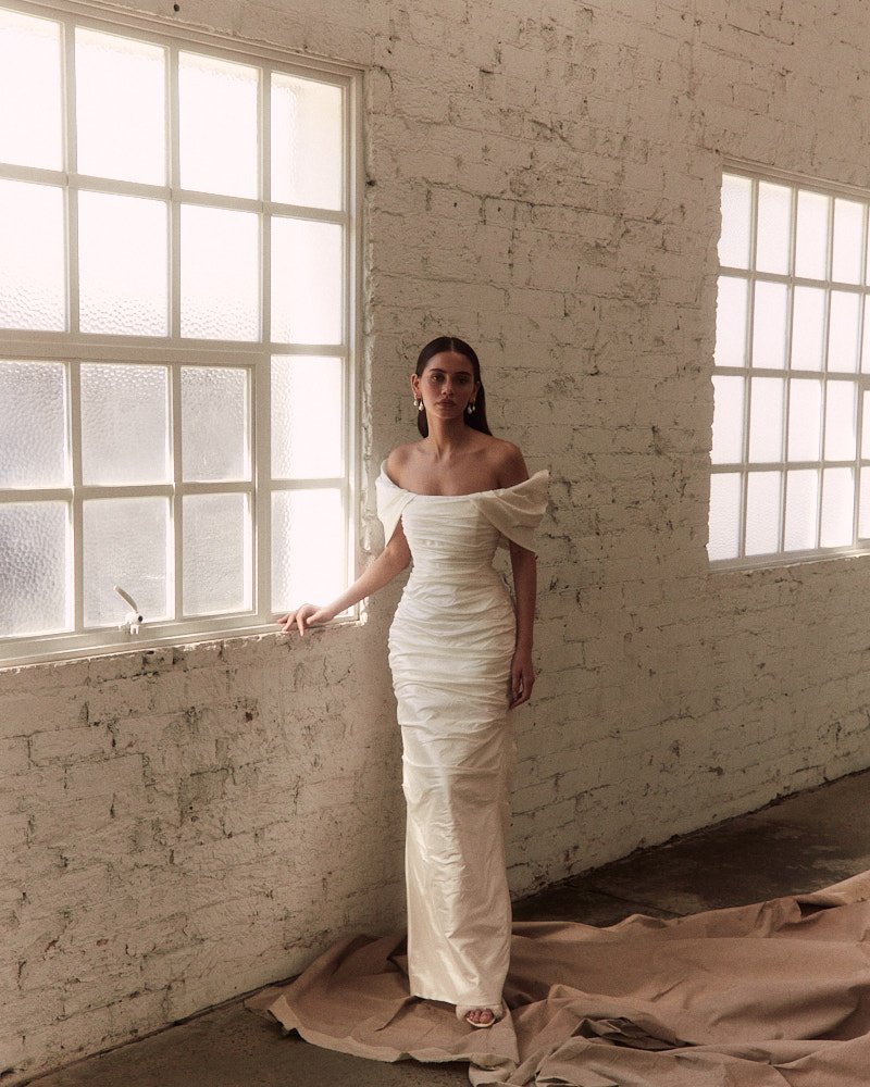 Trouwjurk Gianna van Prea James Bridal. Een minimalistische trouwjurk met pleats.