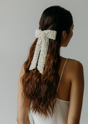 Jennifer Behr parel haarstrik Bailey