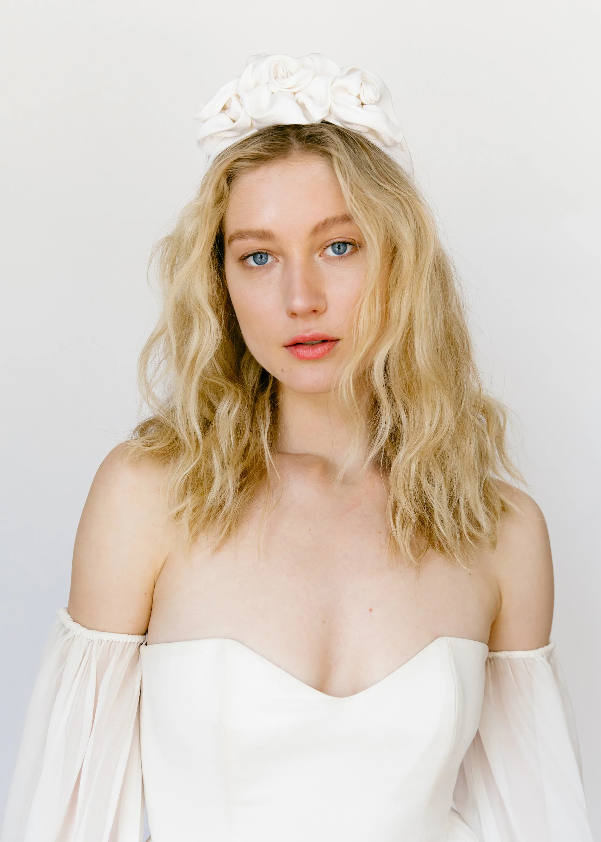 Jennifer Behr Rosette witte haarband