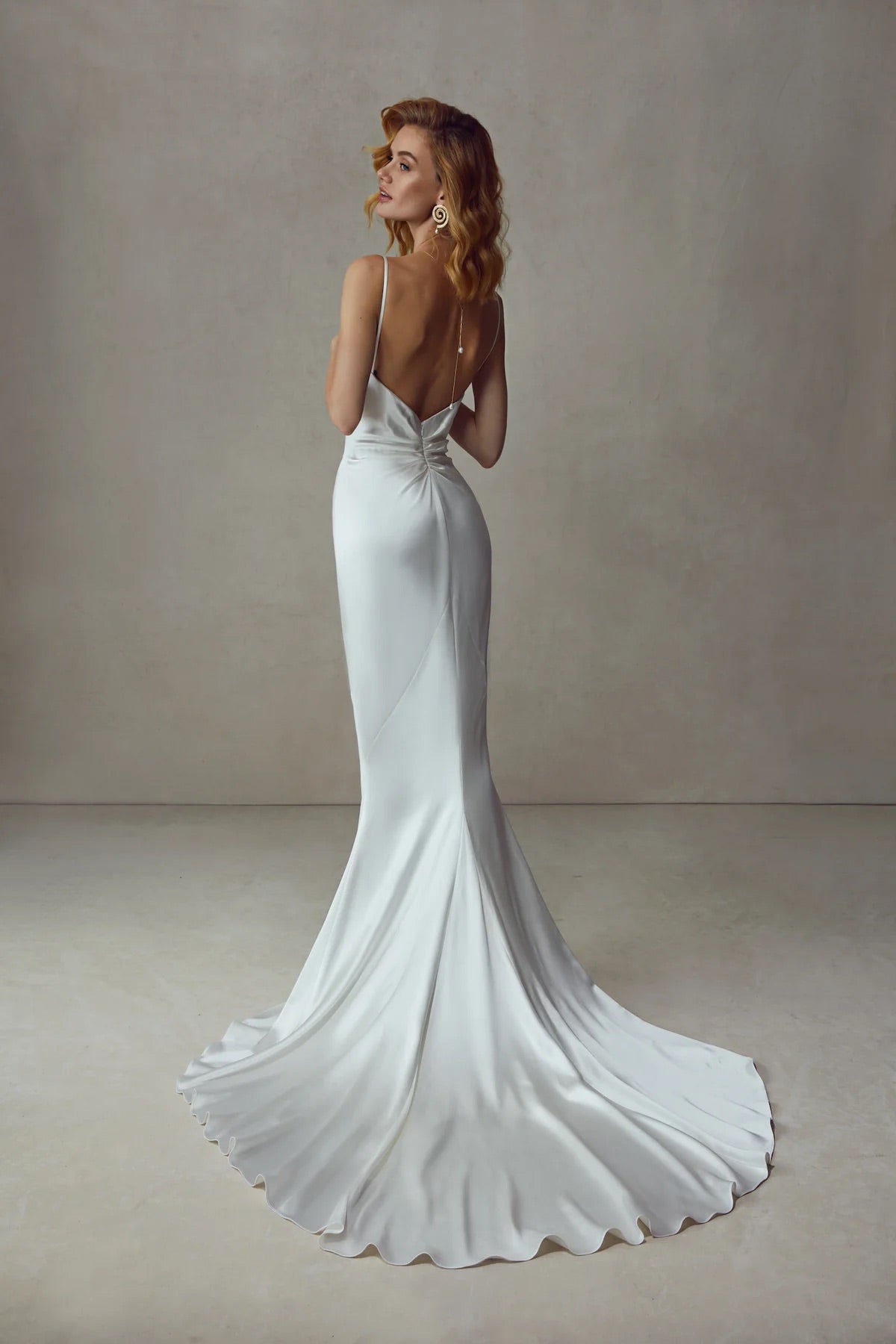 Jane Katherine Tash minimal trouwjurk met draping