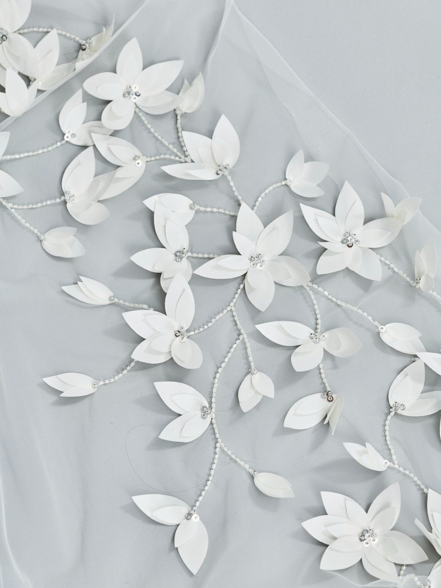 Lennon, een moderne sluier met 3D bloemen van Alexandra Grecco