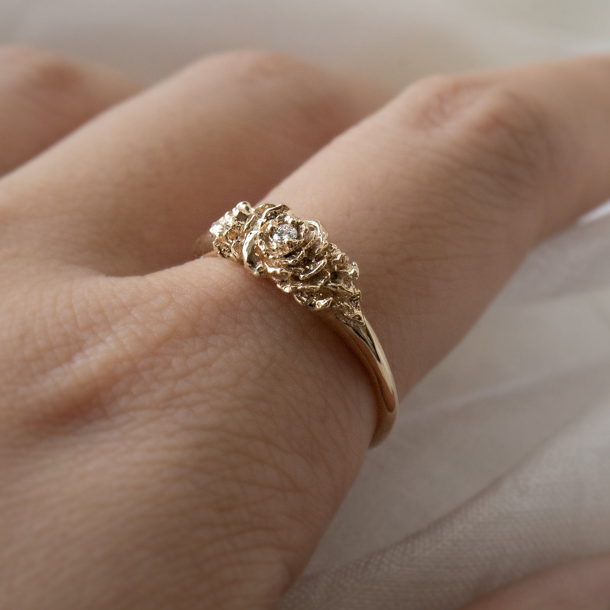 Gouden Old Garden Rose Signet ring met diamant van Laurie Fleming
