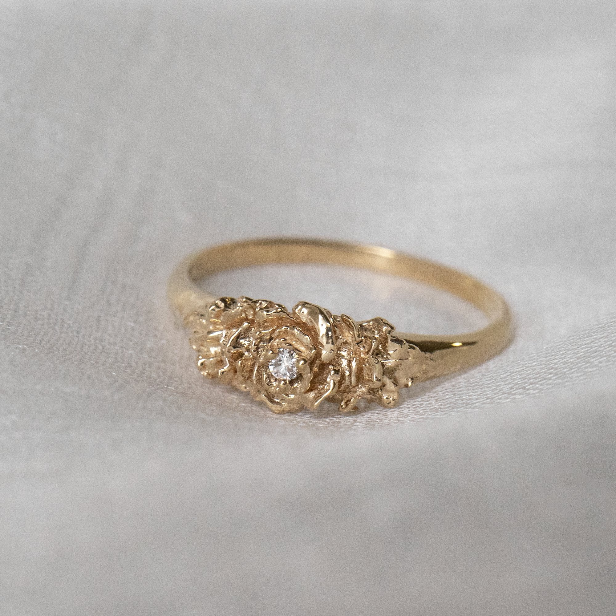 Gouden Old Garden Rose Signet ring met diamant van Laurie Fleming
