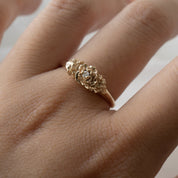 Gouden Old Garden Rose Signet ring met diamant van Laurie Fleming
