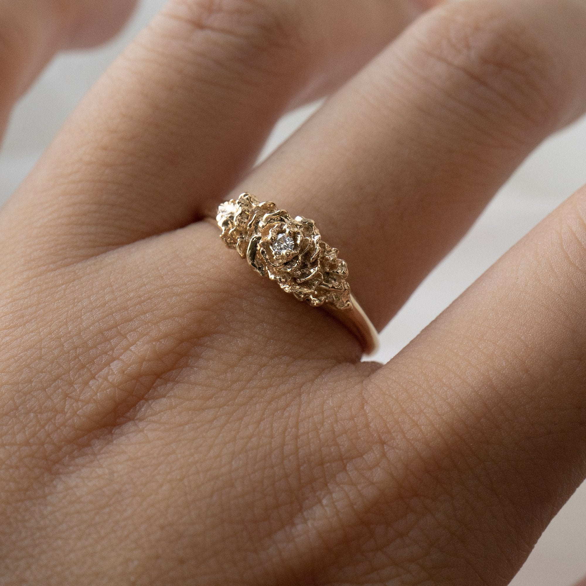 Gouden Old Garden Rose Signet ring met diamant van Laurie Fleming