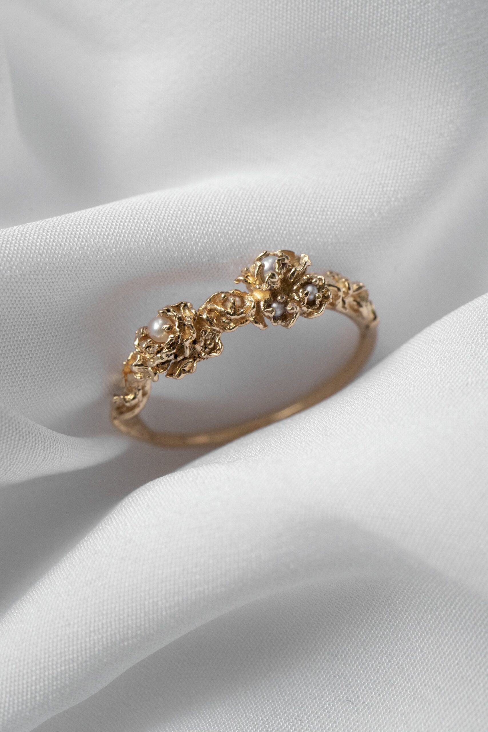 Gouden Pearl Blossom ring met parels van Laurie Fleming