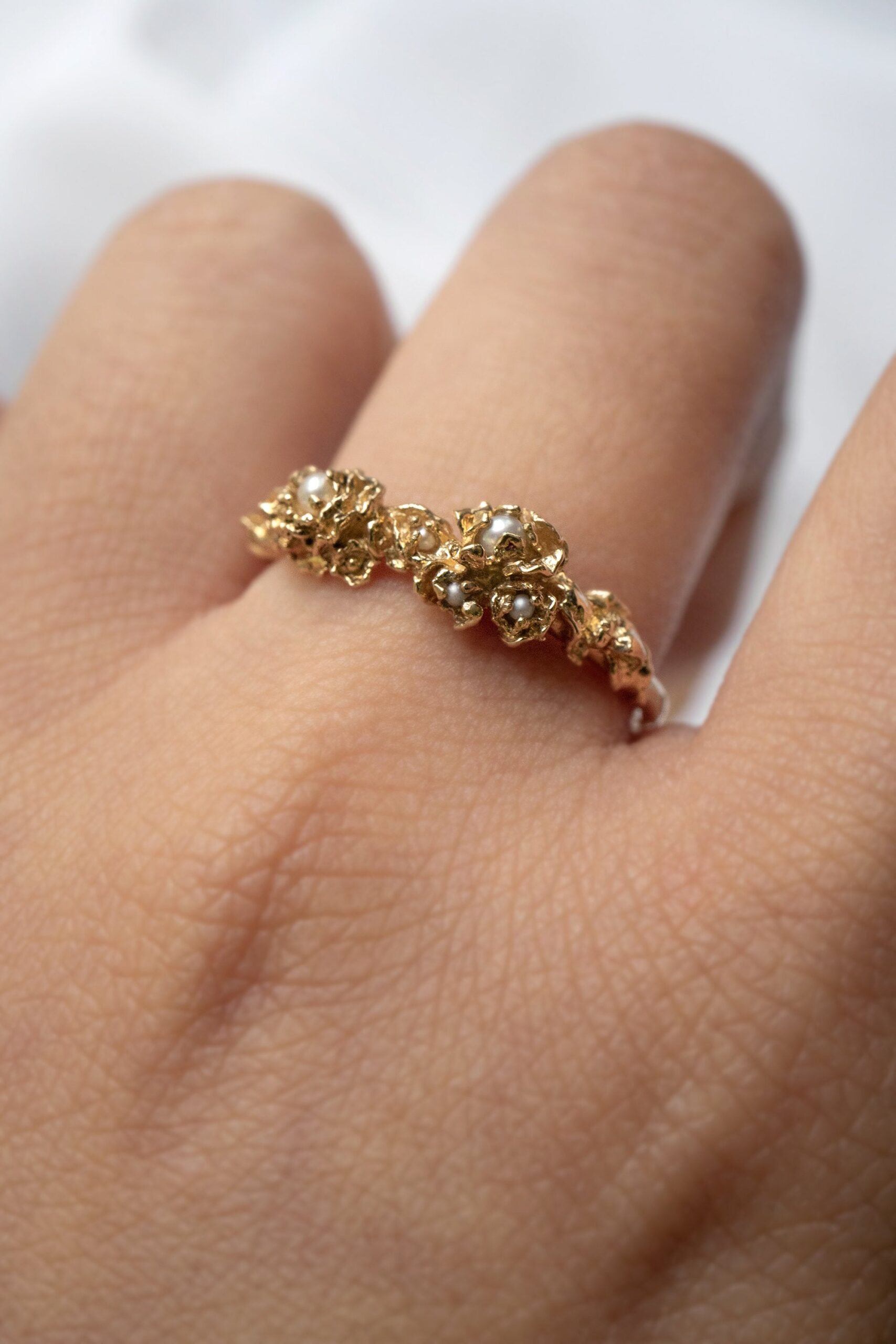 Gouden Pearl Blossom ring met parels van Laurie Fleming