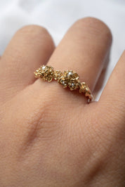 Gouden Pearl Blossom ring met parels van Laurie Fleming