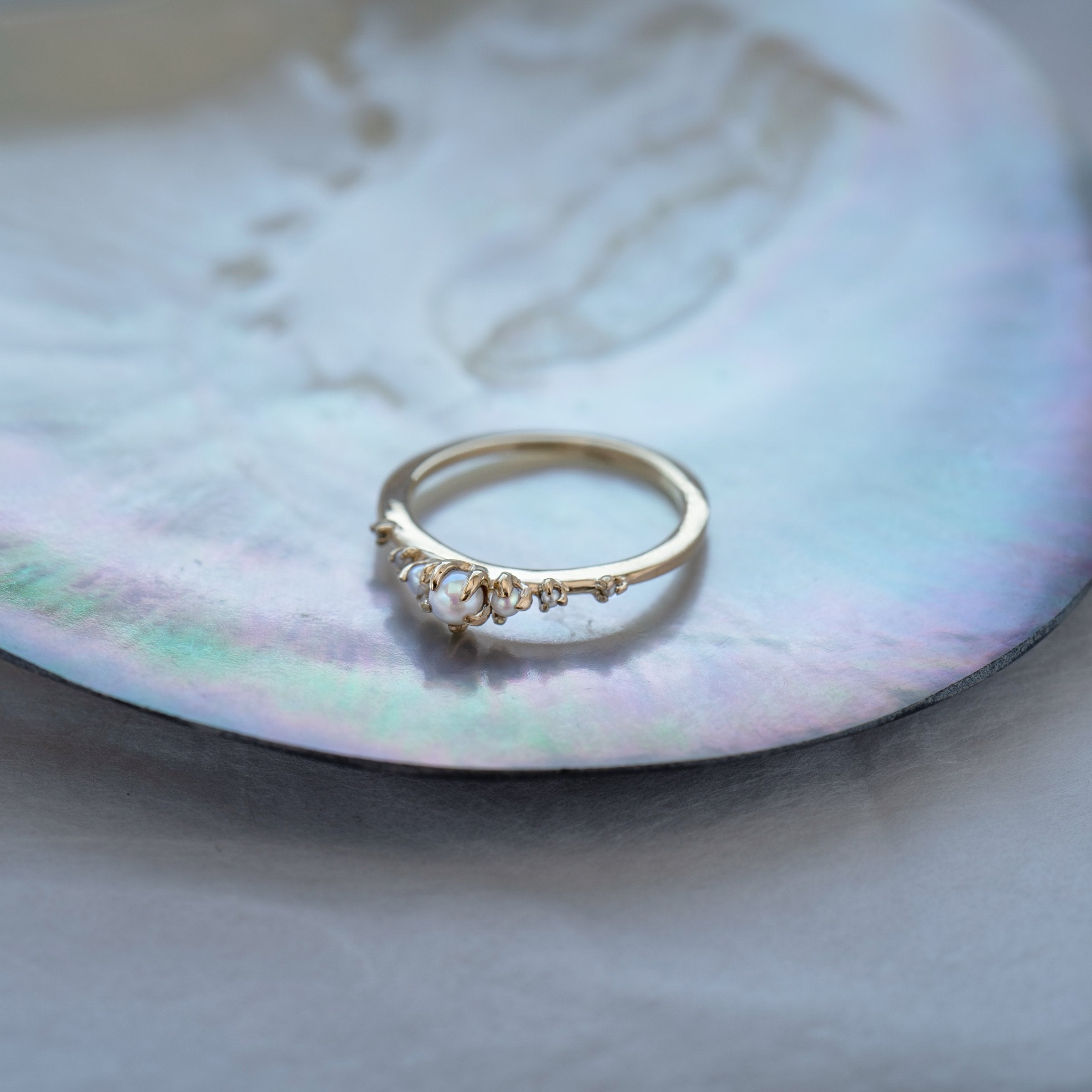 Gouden Pearl Water Lily ring met parels van Laurie Fleming