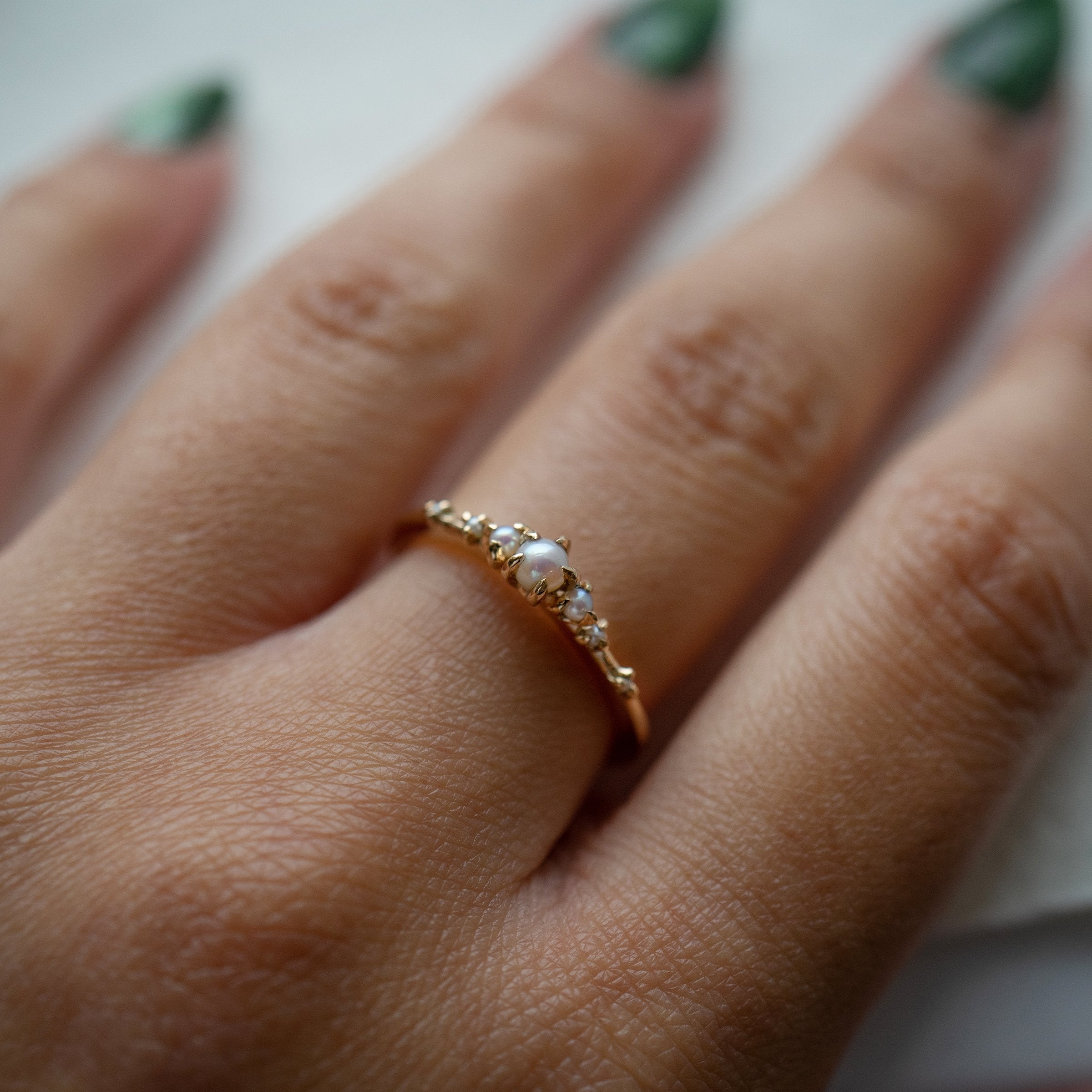 Gouden Pearl Water Lily ring met parels van Laurie Fleming