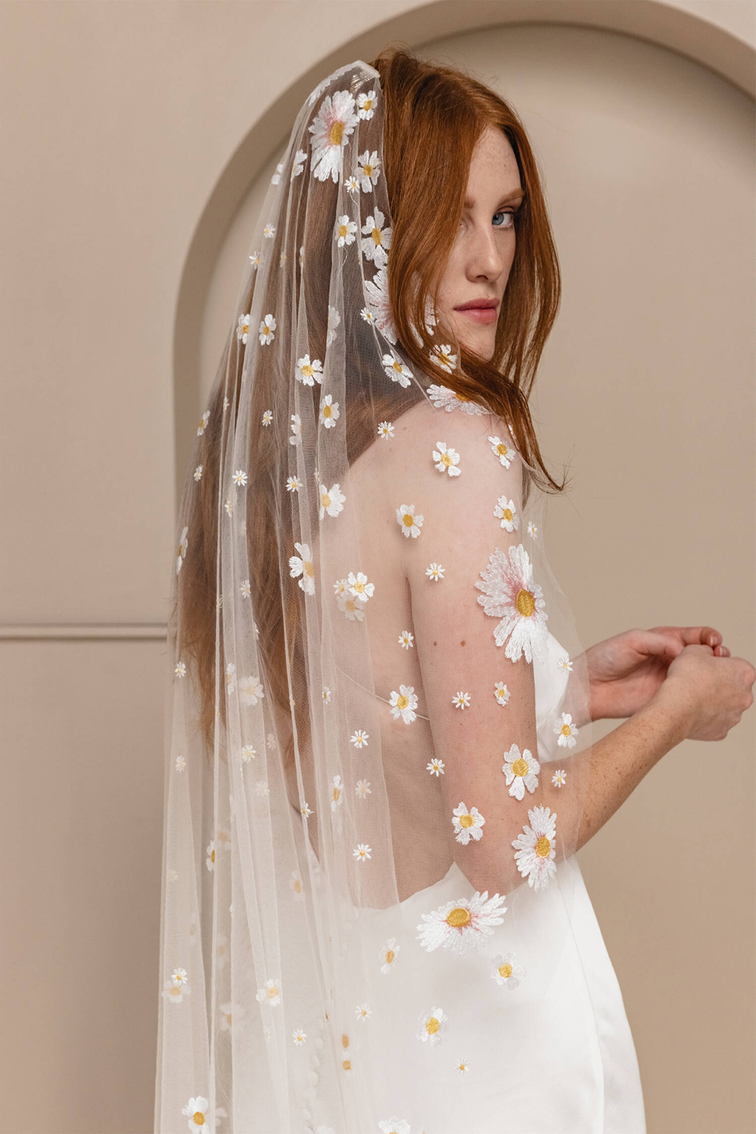 Jasper Daisy veil Bohemian  gekleurde sluier met bloemen van Rue De Seine