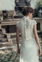 Elegante Franse bruidsblouse, Calais kant, met een hoge ruffle halskraag, korte mouwen en parelsluiting.