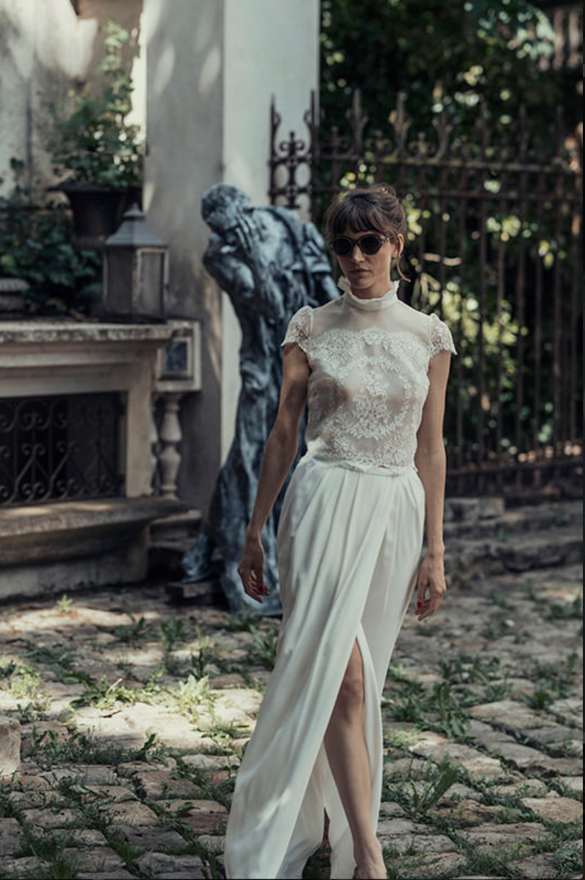 Elegante Franse bruidsblouse, Calais kant, met een hoge ruffle halskraag, korte mouwen en parelsluiting.