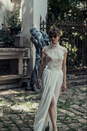 Elegante Franse bruidsblouse, Calais kant, met een hoge ruffle halskraag, korte mouwen en parelsluiting.