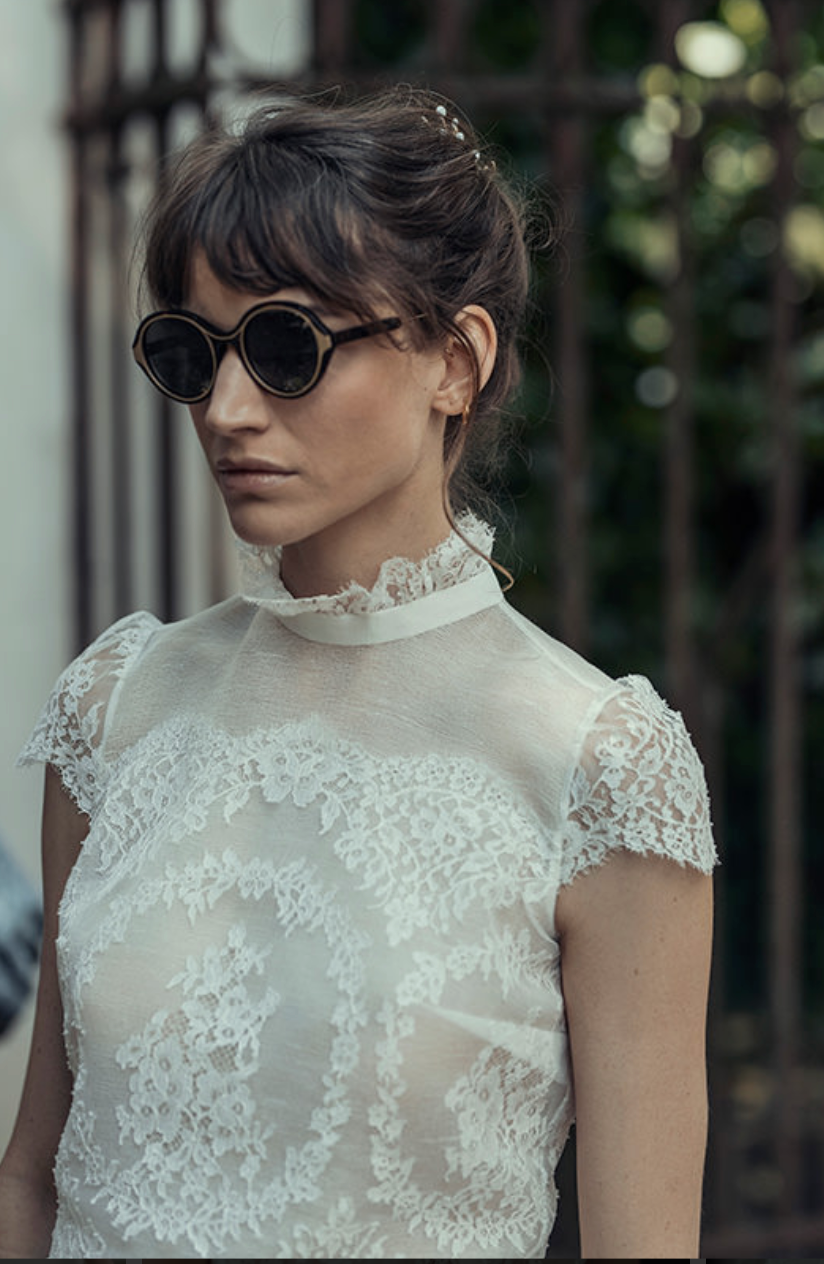 Elegante Franse bruidsblouse, Calais kant, met een hoge ruffle halskraag, korte mouwen en parelsluiting.