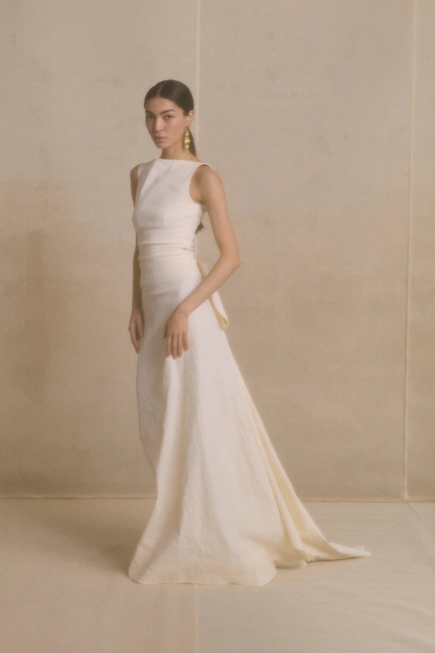Lilia top en Jara rok trouwjurk van Cortana. Zijde satijnen trouwjurk. Exclusief verkrijgbaar in Nederland