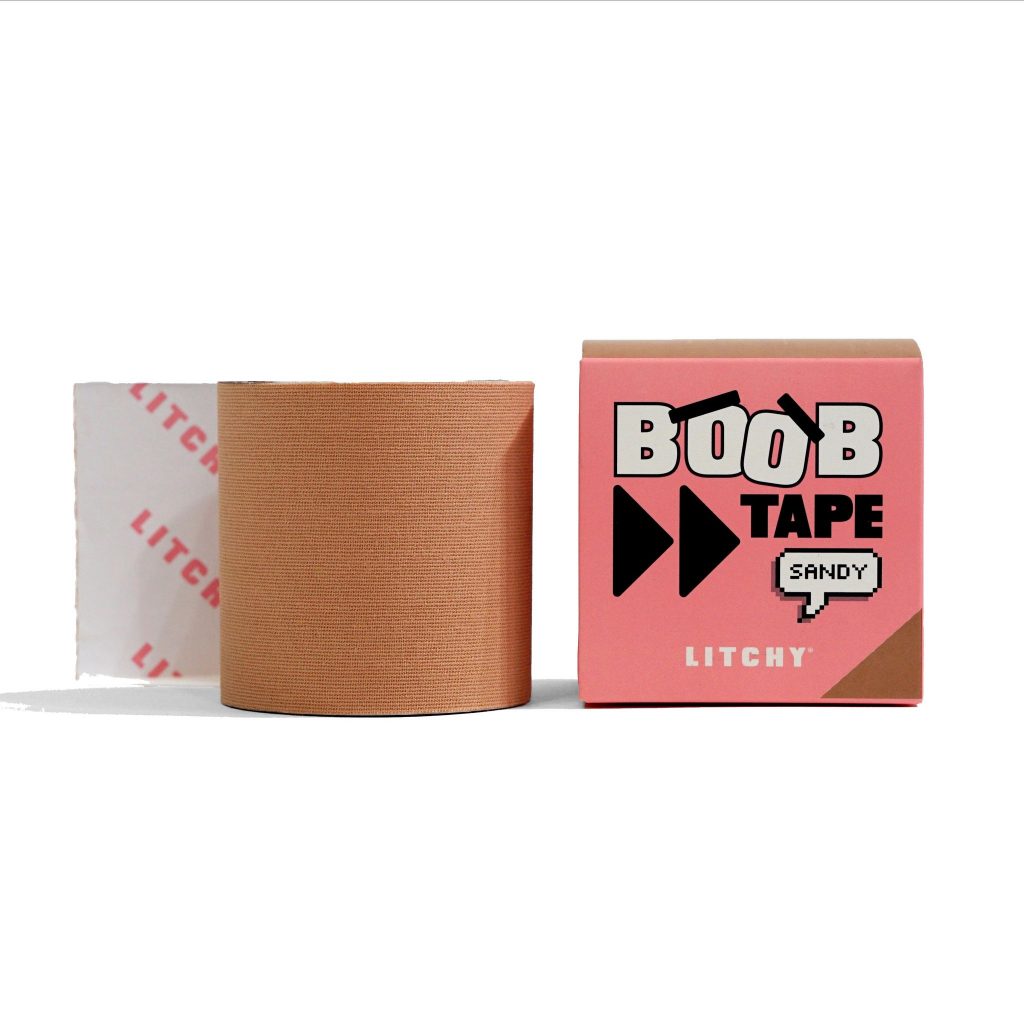 Litchy huidskleurige boobtape in Sandy of Wood
