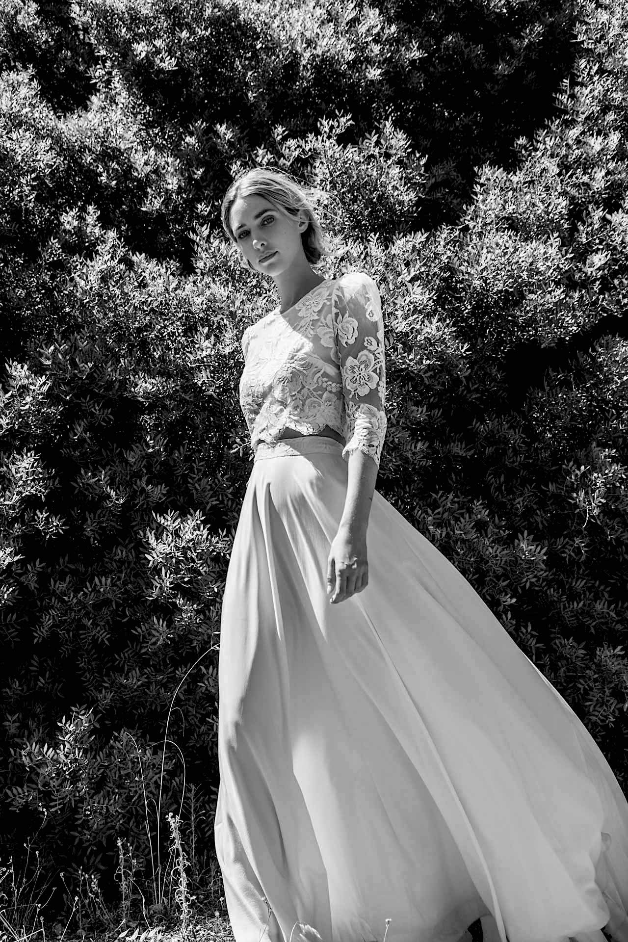 Twice romantische trouwjurk met lange mouwen en Frans kant. Een mooie top-rok combinatie.