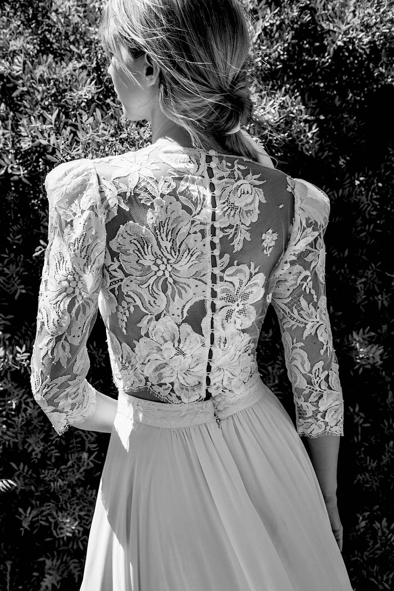 Twice, romantische trouwjurk met lange mouwen en Frans kant. Een mooie top-rok combinatie.