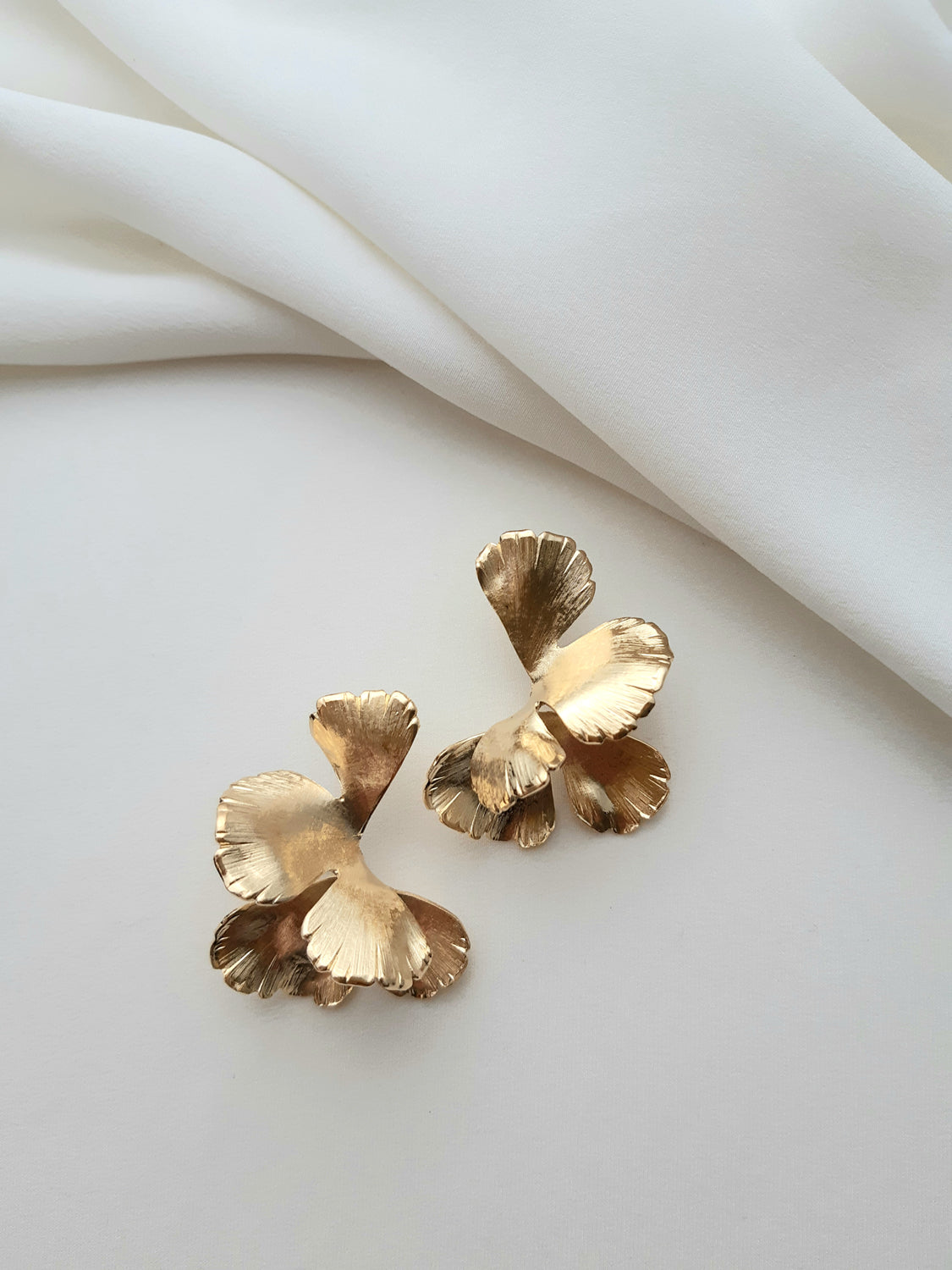 Gouden bloem oorbellen, Univers Medium, van Maison Sabben