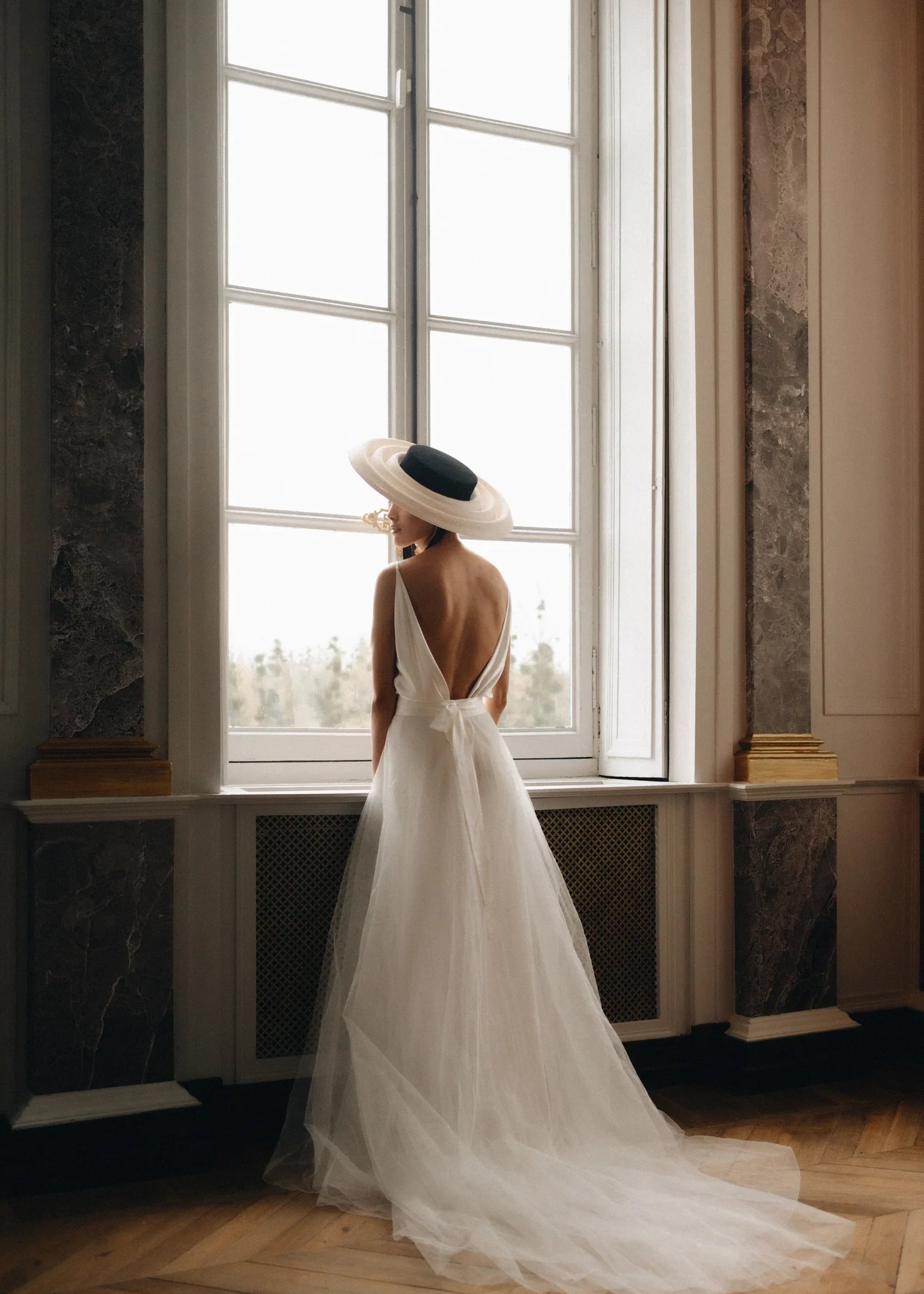 Romantische, minimalistische trouwjurk met open rug. Handgemaakt van zijde satijn. 