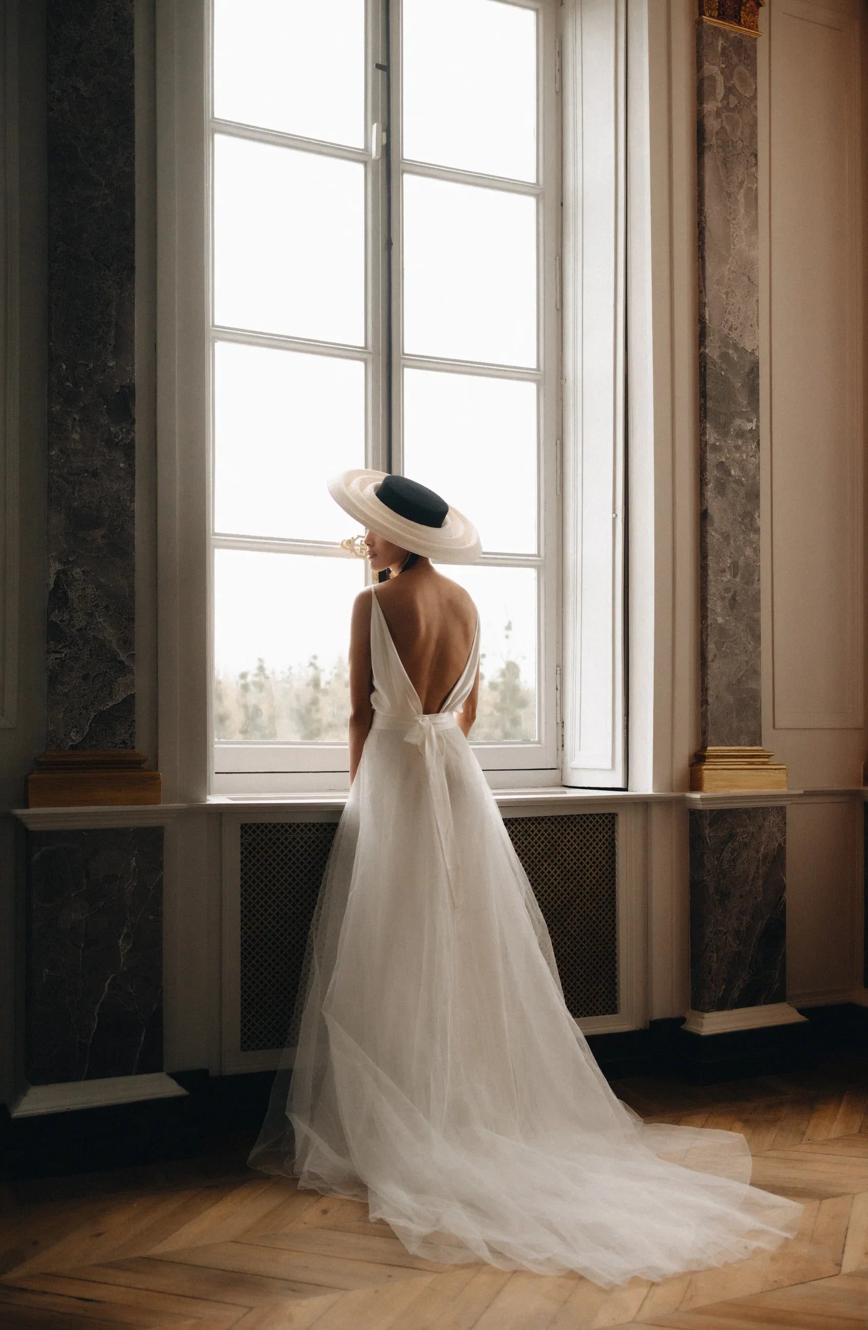 Romantische, minimalistische trouwjurk met open rug. Handgemaakt van zijde satijn. 