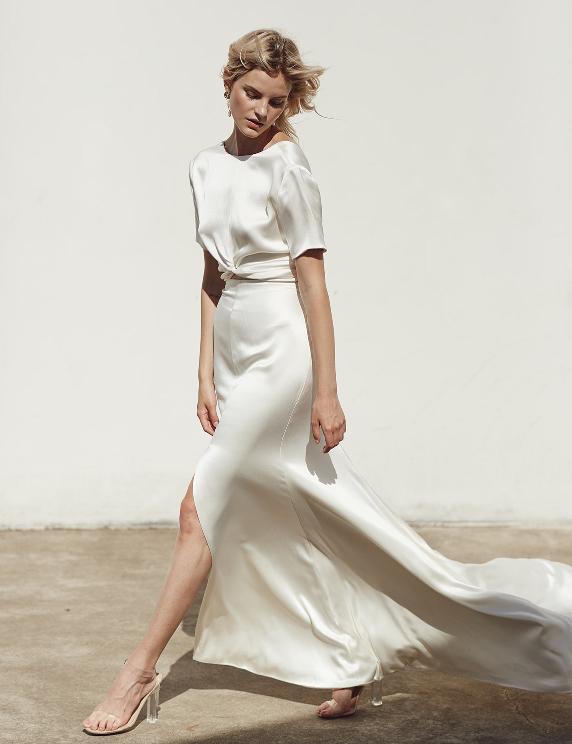 Trouwjurk Cara van Prea James Bridal. Een moderne trouwjurk met split. 
