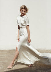 Trouwjurk Cara van Prea James Bridal. Een moderne trouwjurk met split. 