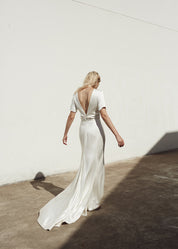 Trouwjurk Cara van Prea James Bridal. Een moderne trouwjurk met split. 