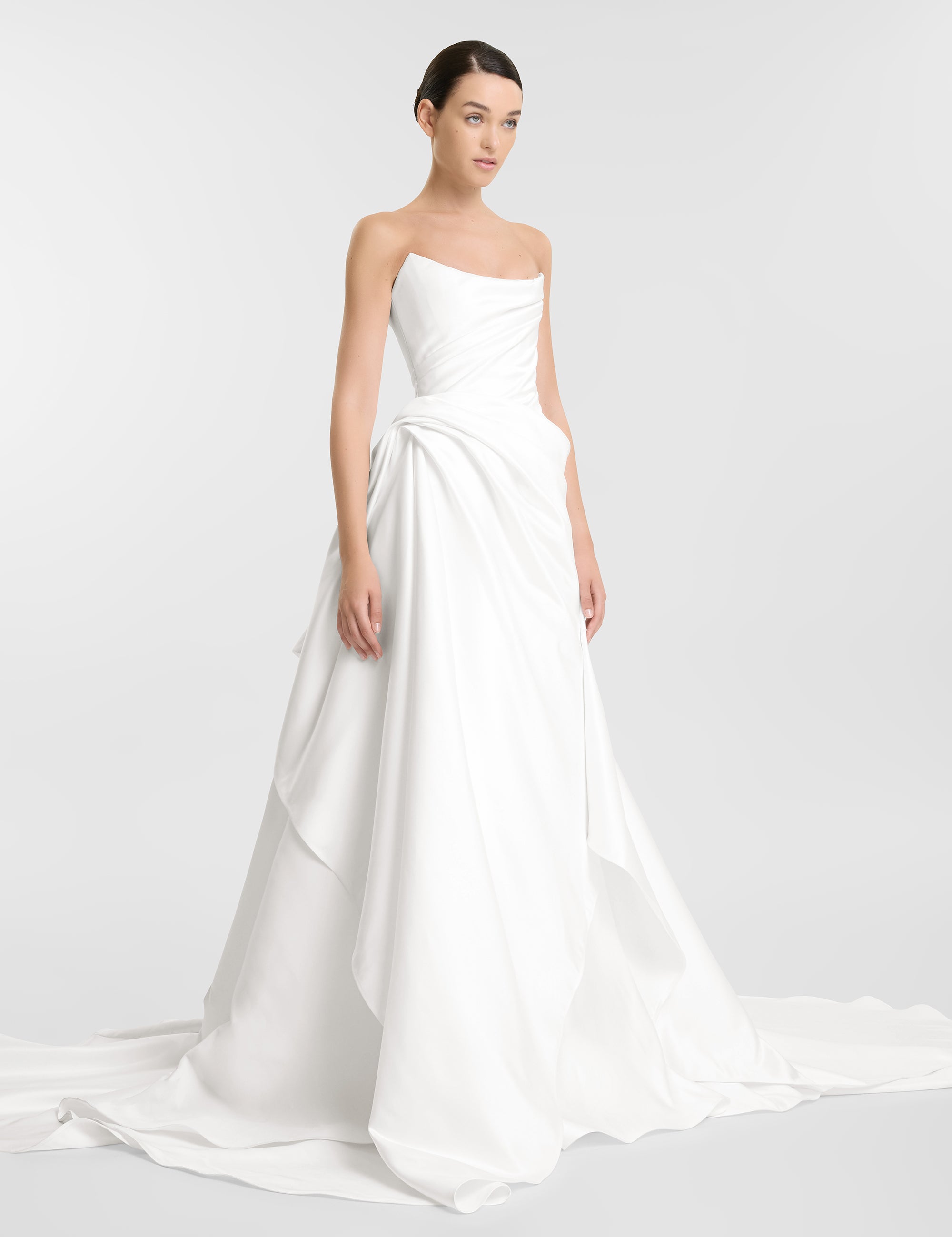 Evans moderne A-lijn trouwjurk van KYHA