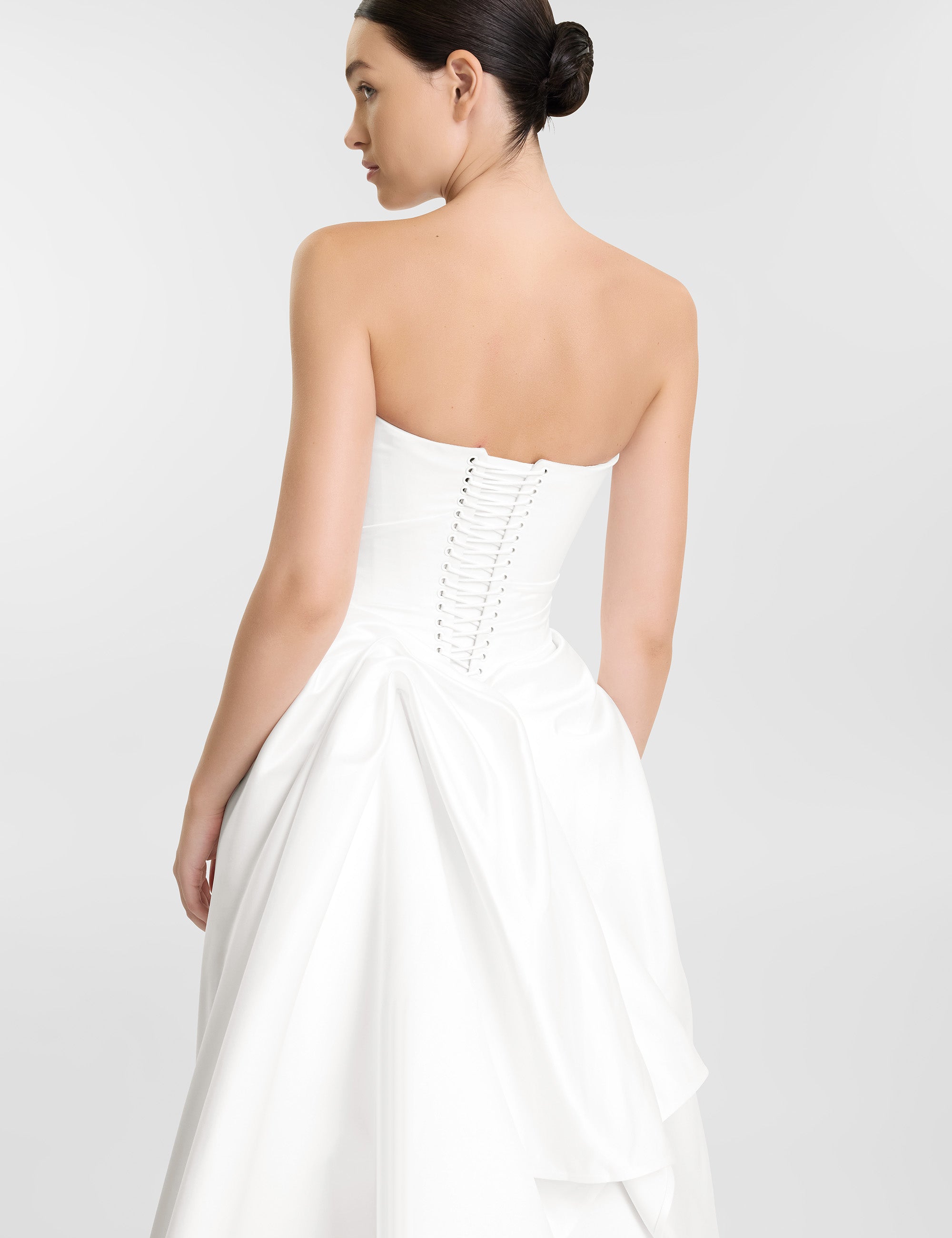 Evans moderne A-lijn trouwjurk van KYHA