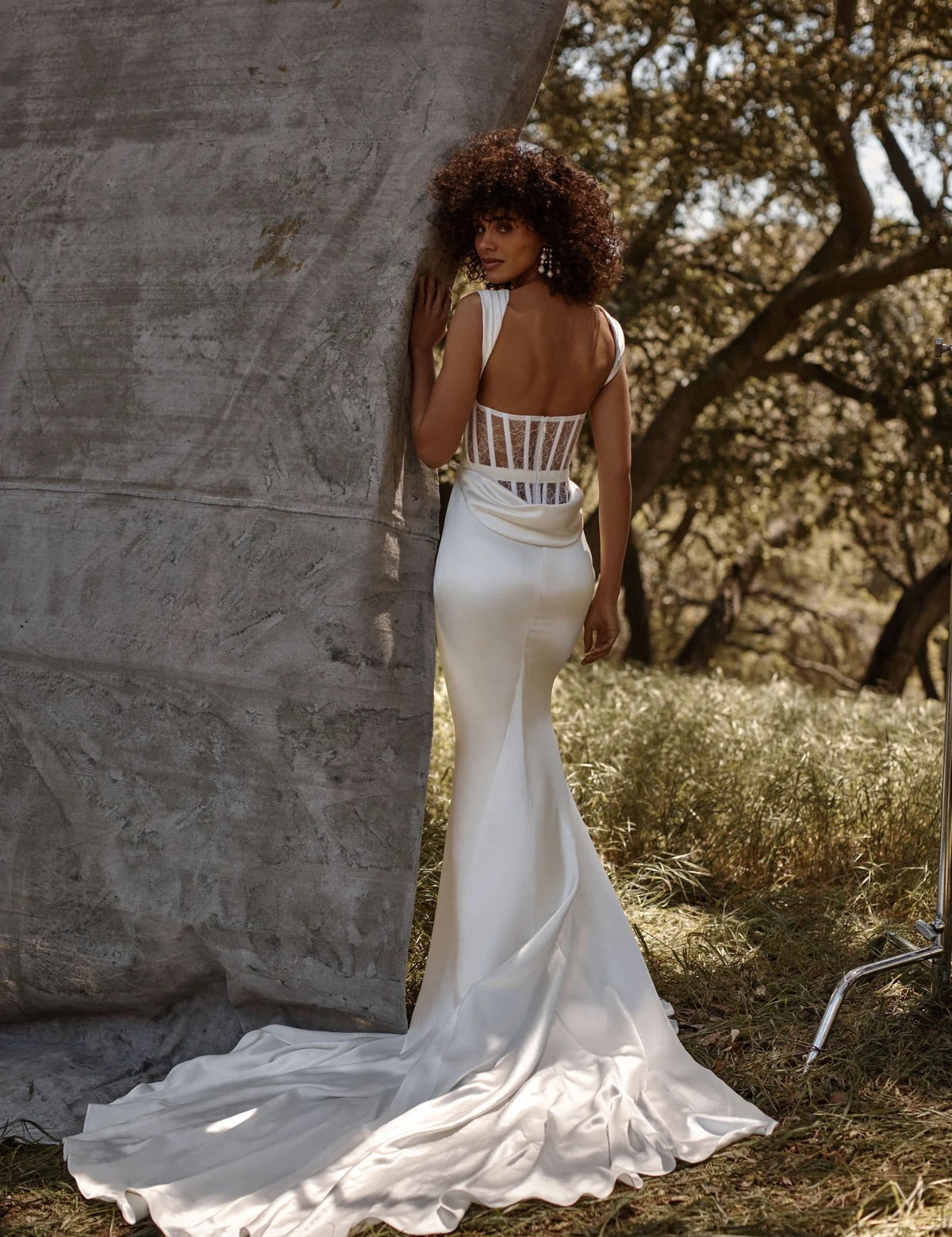 De trouwjurk Indu van Katherine Tash, kant, zijde satijn 