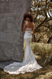 De trouwjurk Indu van Katherine Tash, kant, zijde satijn 